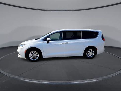 Used 2023 Chrysler Pacifica Touring-L FWD image 4