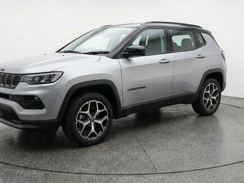 Used 2025 Jeep Compass Limited AWD/4WD image 3