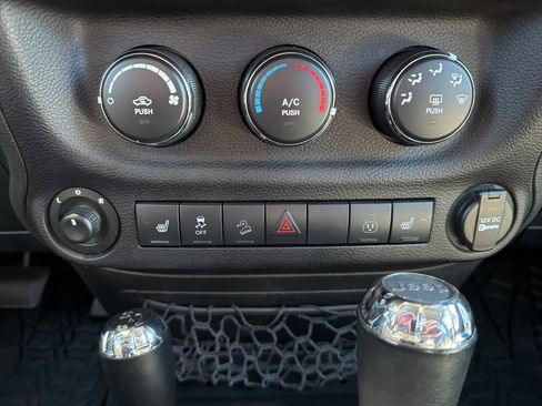 Used 2015 Jeep Wrangler Unlimited Rubicon w/ Connectivity Group image 33