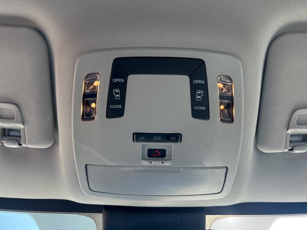 Used 2025 Toyota Sienna LE FWD image 20