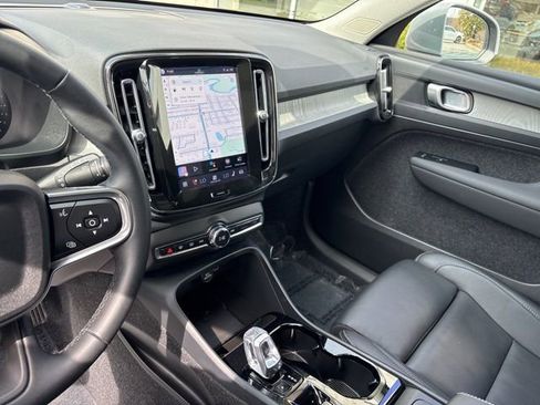 Used 2025 Volvo XC40 B5 Plus image 19
