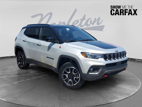 Used 2025 Jeep Compass Trailhawk w/ Trailer Tow Group AWD/4WD image 1