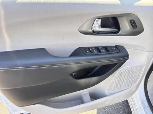 Used 2023 Chrysler Pacifica Touring-L FWD image 20