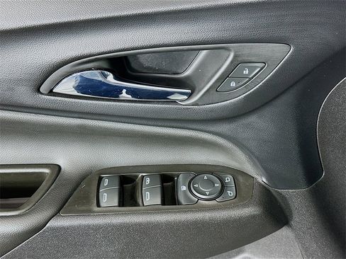 Used 2021 Chevrolet Equinox LT image 18