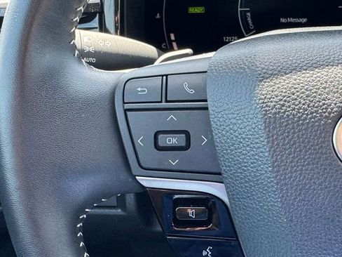 Used 2025 Toyota Camry SE w/ Convenience Package FWD image 17