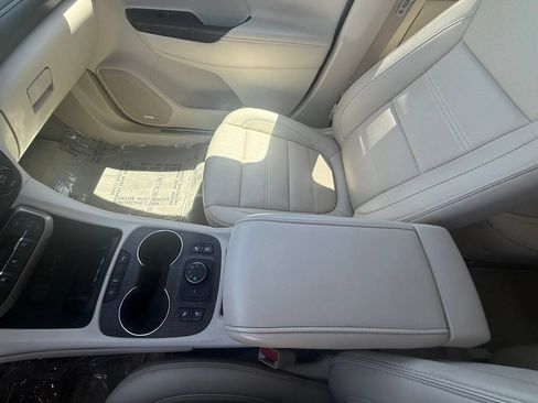 Used 2023 GMC Acadia Denali w/ Denali Ultimate Package AWD/4WD image 13