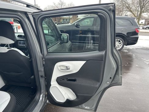 Used 2021 Jeep Renegade Latitude w/ Convenience Group image 19