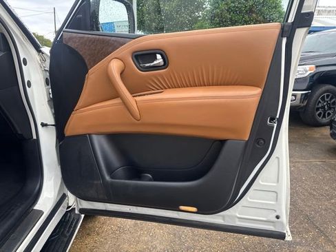 Used 2016 INFINITI QX80 4WD w/ Signature Edition Package image 17