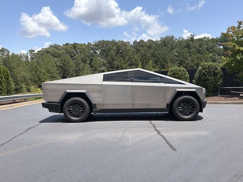 Used 2024 Tesla Cybertruck AWD Crew Cab image 5