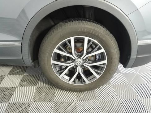 Used 2020 Volkswagen Tiguan SE w/ Panoramic Sunroof Package FWD image 18
