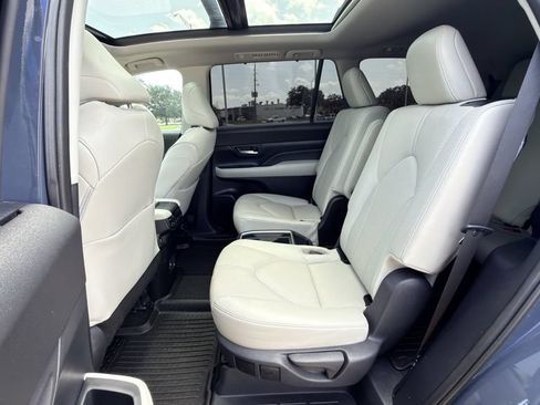 Used 2025 Toyota Grand Highlander AWD image 27