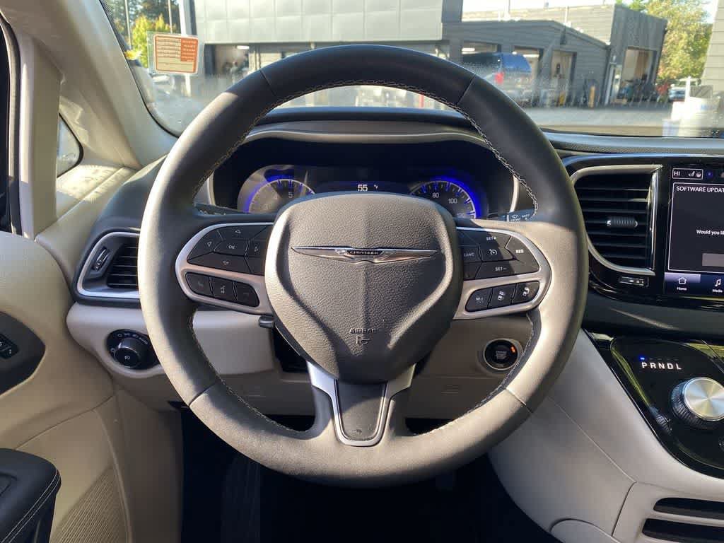 Used 2023 Chrysler Pacifica Touring-L FWD image 19