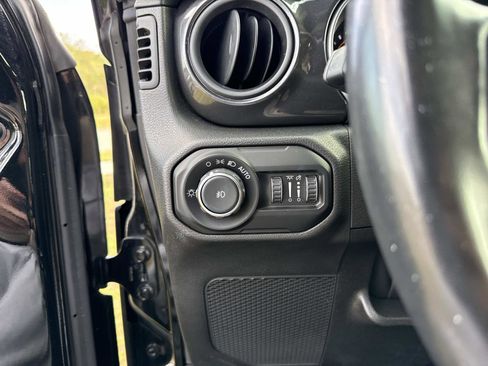 Used 2022 Jeep Wrangler Unlimited Sport image 32