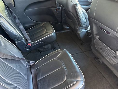 Used 2025 Chrysler Pacifica Limited FWD image 24