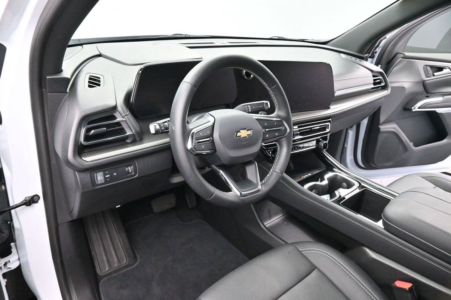 Used 2026 Chevrolet Traverse LT w/ Sun and Wheel Package FWD image 18