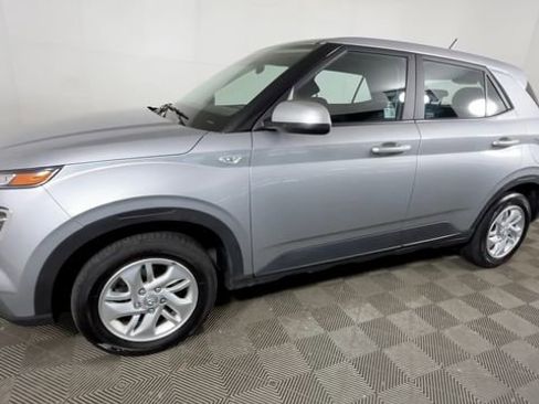 Used 2025 Hyundai Venue SE FWD image 9