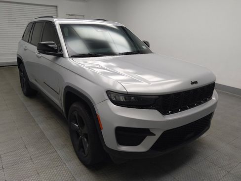 Used 2023 Jeep Grand Cherokee Altitude AWD/4WD image 13