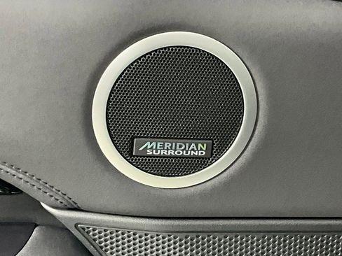 Used 2025 Land Rover Discovery S image 18