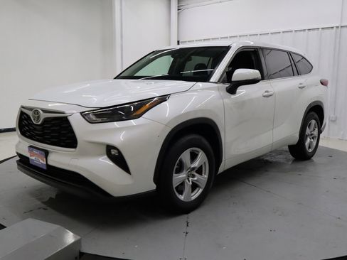 Used 2022 Toyota Highlander LE image 10
