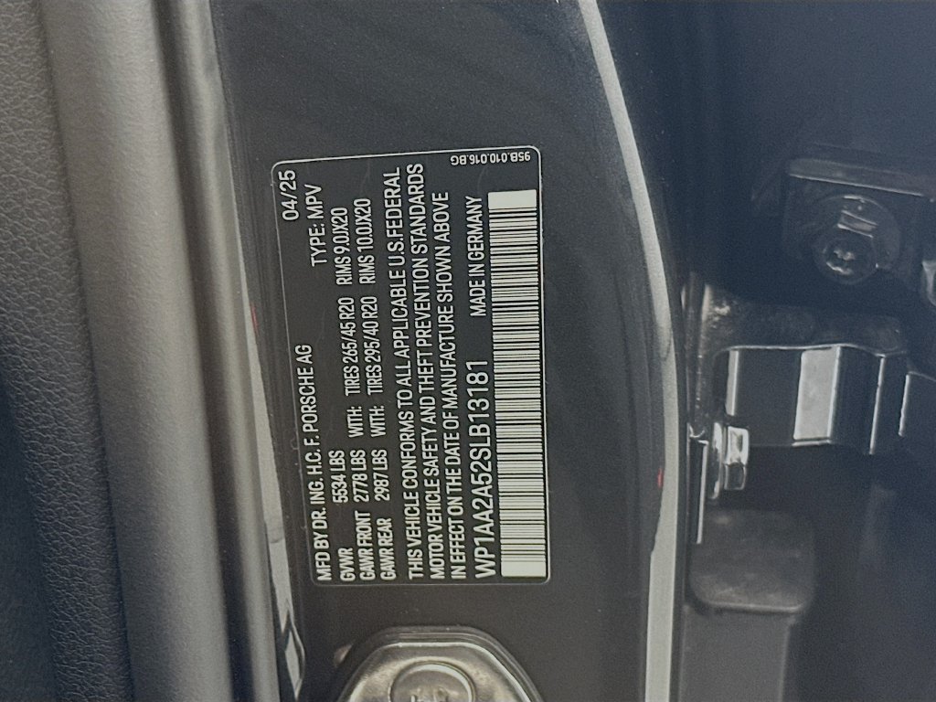 Certified 2025 Porsche Macan AWD/4WD image 35