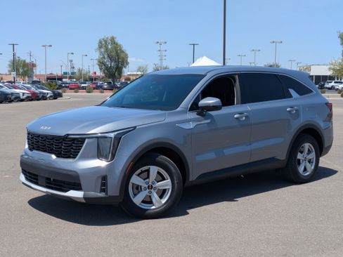Certified 2025 Kia Sorento LX FWD image 32