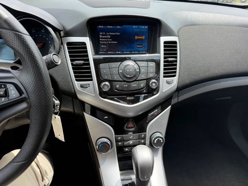 Used 2016 Chevrolet Cruze LT w/ Technology Package FWD image 10