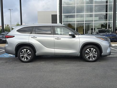 Used 2023 Toyota Highlander XLE AWD/4WD image 2