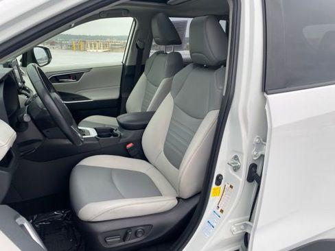 Used 2019 Toyota RAV4 XLE Premium AWD/4WD image 18