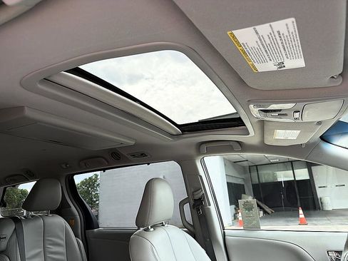 Used 2013 Toyota Sienna XLE w/ Entertainment Pkg FWD image 19