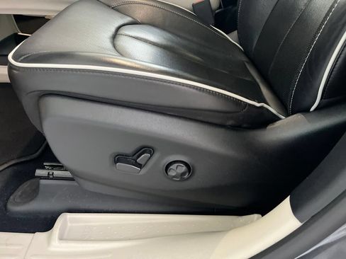 Used 2023 Chrysler Pacifica Limited FWD image 52