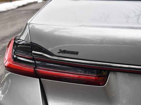 Used 2021 BMW 750i xDrive w/ Executive Package image 16