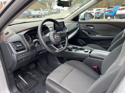 Used 2023 Nissan Rogue SV image 6