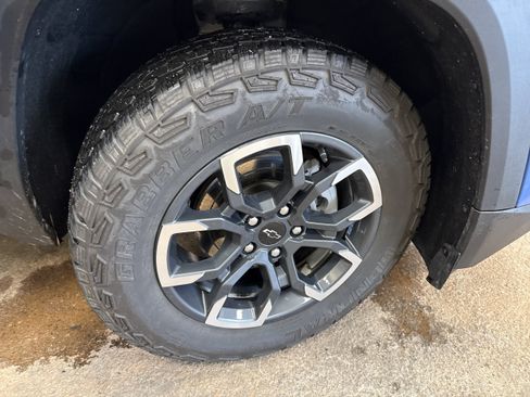 Used 2025 Chevrolet Equinox ACTIV w/ Safety and Technology Package FWD image 15