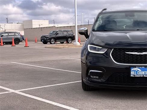 Used 2023 Chrysler Pacifica Limited image 10