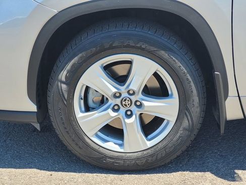 Certified 2024 Toyota Highlander LE AWD/4WD image 11