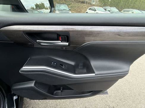 Used 2023 Toyota Highlander Limited image 24