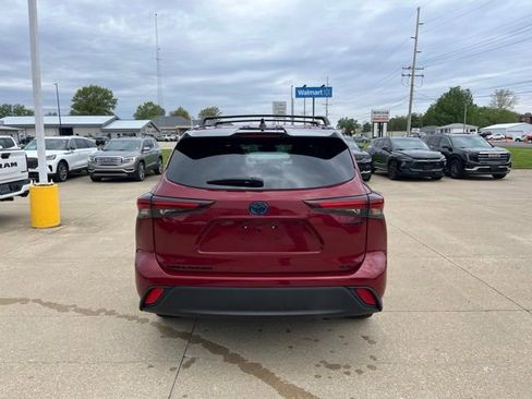 Used 2024 Toyota Highlander XLE AWD/4WD image 6