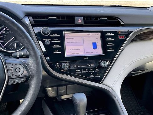 Used 2020 Toyota Camry LE image 10