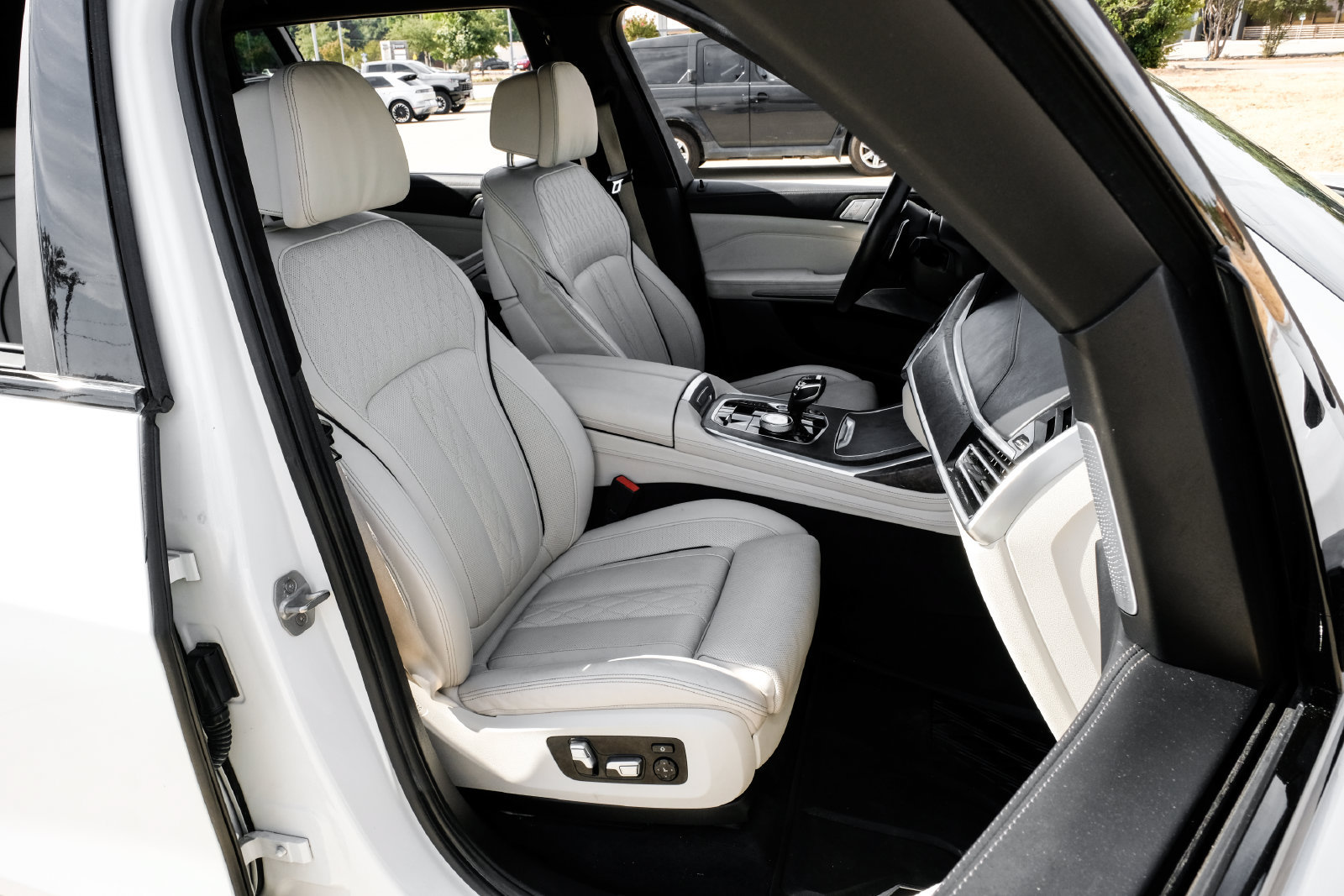 Used 2020 BMW X7 M50i w/ Dynamic Handling Package AWD/4WD image 42