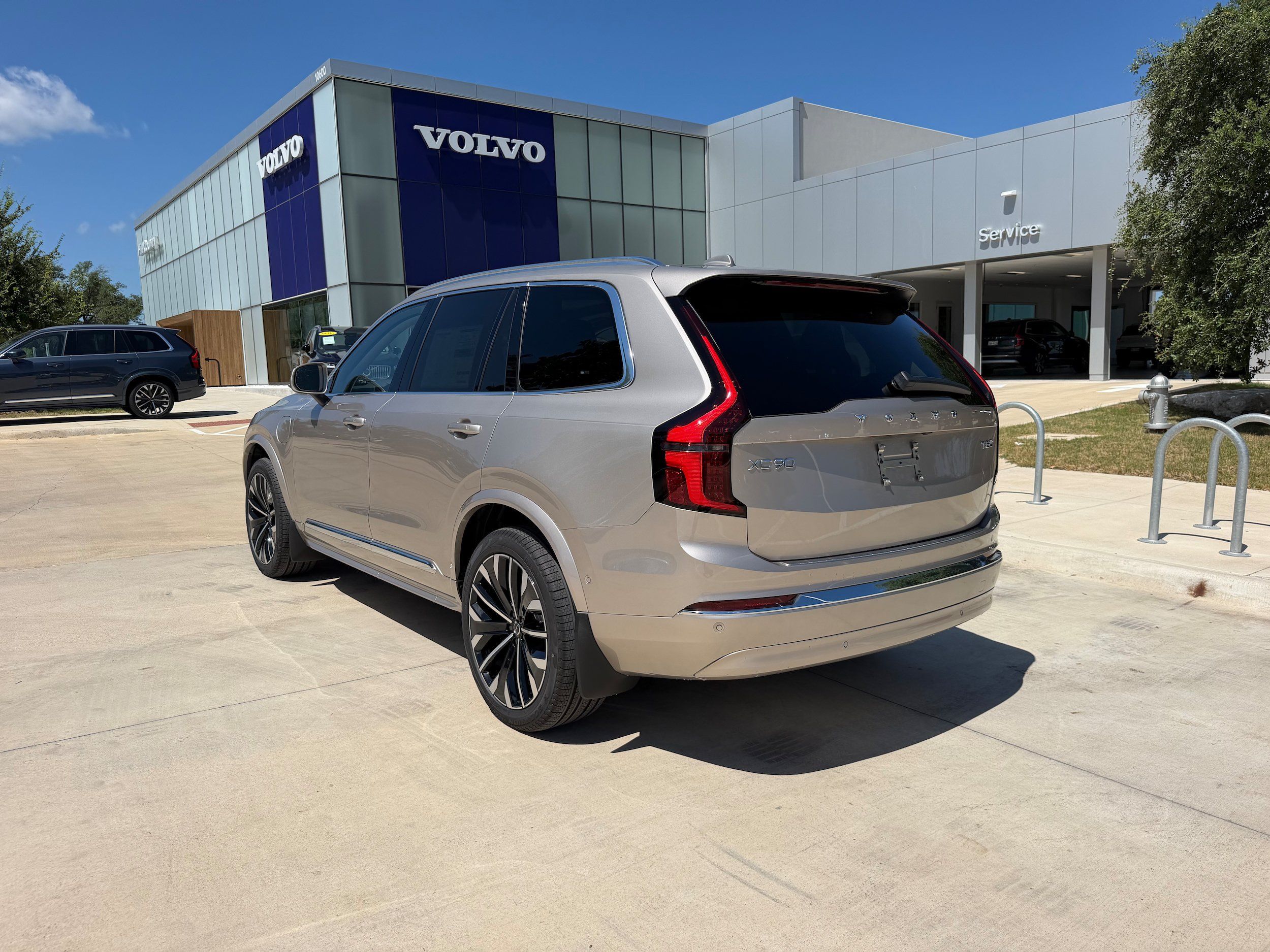 New 2026 Volvo XC90 T8 Plus w/ Protection Package Premier AWD/4WD image 4