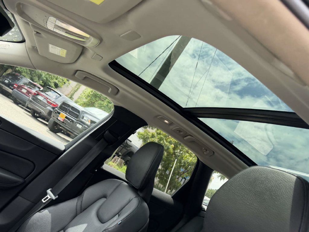 Used 2022 Volvo XC60 B5 Momentum w/ Climate Package AWD/4WD image 19