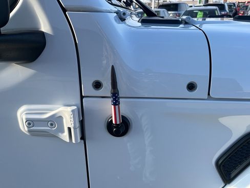 Used 2023 Jeep Gladiator Sport image 24