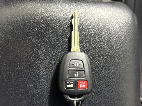 Used 2014 Toyota Camry SE image 35