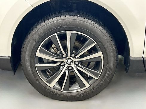 Used 2024 Toyota Venza LE AWD/4WD image 27
