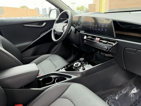 Used 2024 Kia Niro EX FWD image 37