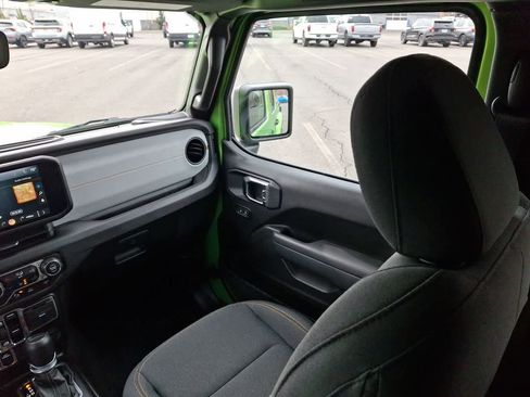 Used 2025 Jeep Gladiator Sport image 11