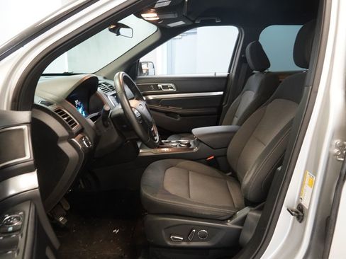 Used 2018 Ford Explorer XLT image 4
