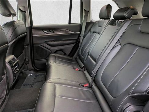 Used 2023 Jeep Grand Cherokee Limited w/ Black Appearance Package image 18