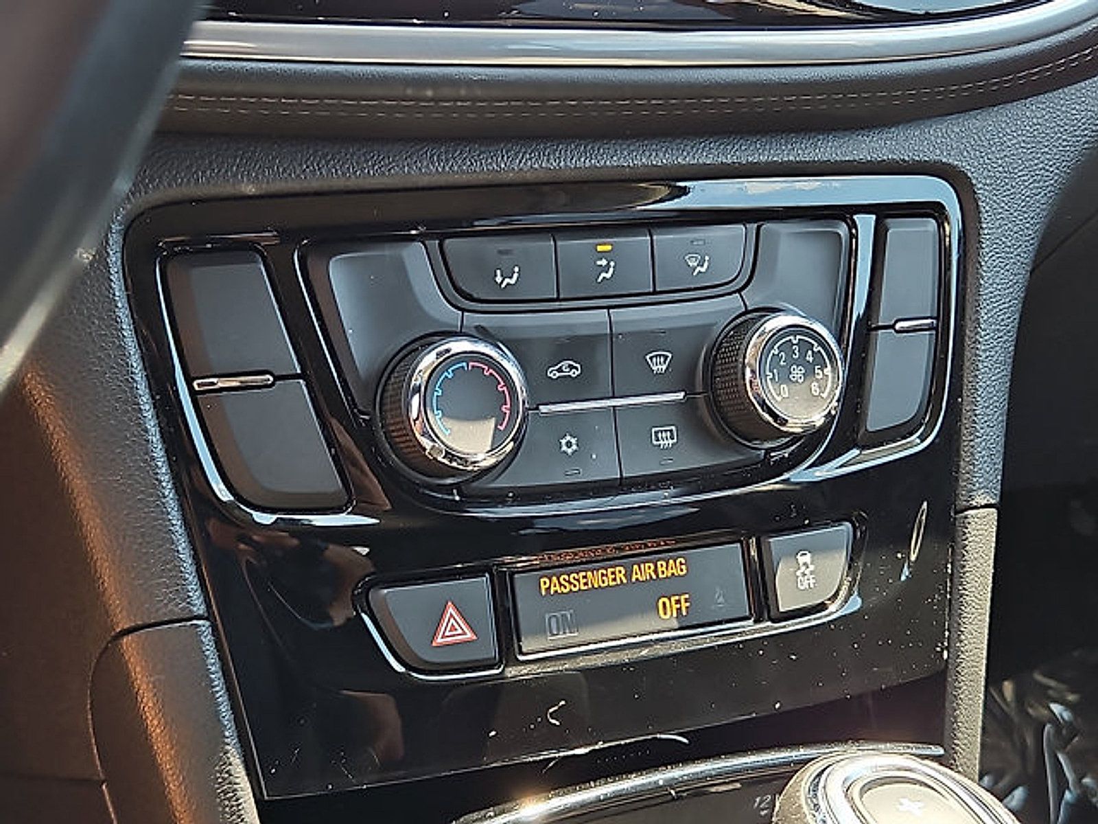 Used 2019 Buick Encore Preferred AWD/4WD image 17