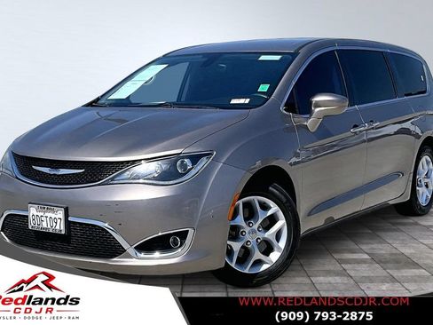 Used 2018 Chrysler Pacifica Touring Plus w/ Tire & Wheel Group FWD image 1